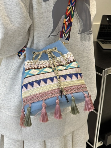Borsa a Secchiello in Tela Etnica Boemia per Donna Ricamo Fatto a Mano Nappina Tracolla Larga Intrecciata con Coulisse