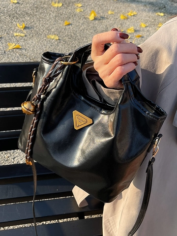 Borsa Tote da Donna in Pelle PU Retro Borsa a Tracolla Dumpling Lucida Con Logo in Metallo Triangolare e Ciondolo a Campanello
