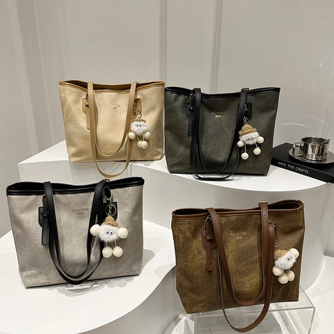 Bolso Tote de Cuero PU para Mujer de Gran Capacidad Minimalista Bolso de Viaje con Adorno de Peluche Color Sólido