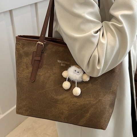 Bolso Tote de Cuero PU para Mujer de Gran Capacidad Minimalista Bolso de Viaje con Adorno de Peluche Color Sólido