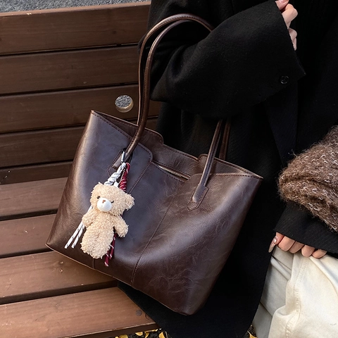 Bolso Tote de Cuero PU de Gran Capacidad para Mujer Bolso de Hombro Vintage Simple Con Colgante de Oso de Peluche para Uso Diario