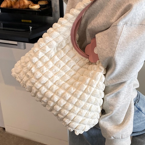 Borsa a Spalla da Donna con Texture Popcorn Grande Capacità Borsa Tote Pieghettata a Nido d'Ape Con Ciondolo a Fiore Stile Coreano Casual