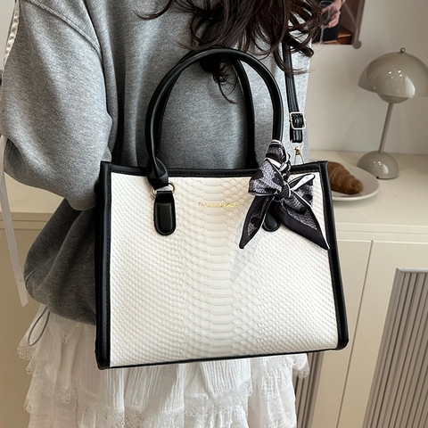 Luxe High-End Woon-Werkverkeer Tote Bag Vrouwen Slangenhuid Embossing PU Lederen Schoudertas Met Zijden Sjaal Decoratie