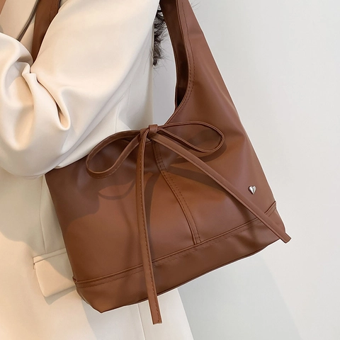 Sac à Épaule en Cuir PU Grande Capacité Tote Retro Avec Décoration Noeud Papillon Rivet en Métal Coeur Mode Femme