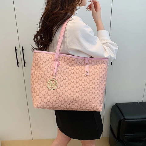 Women Large Capacity Tote Bag Letter Monogram Print PU Leather Shoulder Bag With Metal Pendant Commuter Fashion Handbag