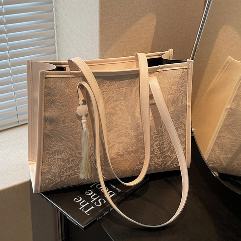 Damen Große Kapazität PU Leder Tote Bag Botanisch Geprägte Schultertasche Mode Pendeln Handtasche Mit Quasten-Anhänger Für Schule Alltag