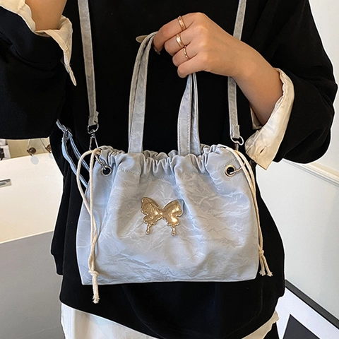Mochila Cordón para Mujer en Cuero PU Plisado Con Mariposa de Metal Y Cadena de Perlas Artificiales Bolso Cubo Multiusos