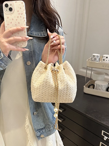 Borsa a Secchiello in Paglia Intrecciata alla Moda per Donna Borsa a Tracolla con Coulisse con Catena in Metallo e Perla Artificiale