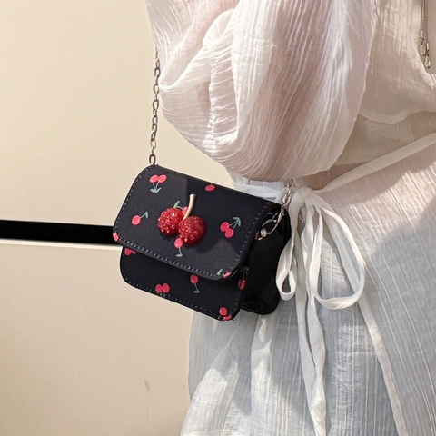 Süße Damen Mini Umhängetasche Mit Kirschdruck Strass Kirschanhänger Kunstleder Metallkette Kleine Quadratische Tasche Handtasche