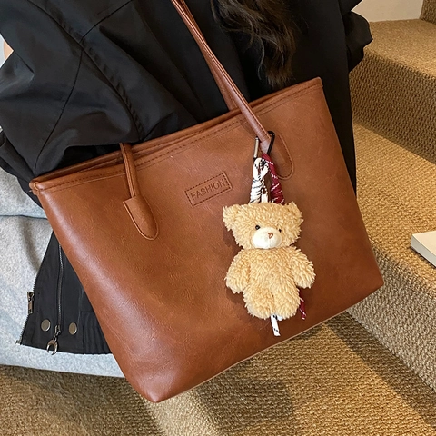 Damen Große Kapazität PU Leder Tragetasche Mode Buchstabenprägung Schultertasche Minimalistisch Lässig Pendler Handtasche Mit Bärenanhänger