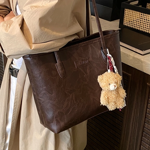 Damen Große Kapazität PU Leder Tragetasche Mode Buchstabenprägung Schultertasche Minimalistisch Lässig Pendler Handtasche Mit Bärenanhänger