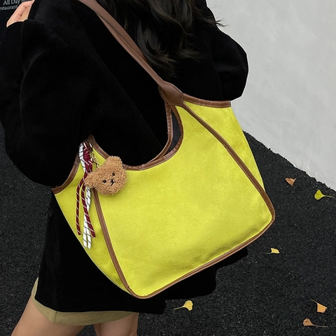 Borsa a Spalla Vintage in Ecopelle Scamosciata Opaca per Donna Grande Capacità Hobo Tote per Pendolarismo Quotidiano Con Ciondolo a Orso