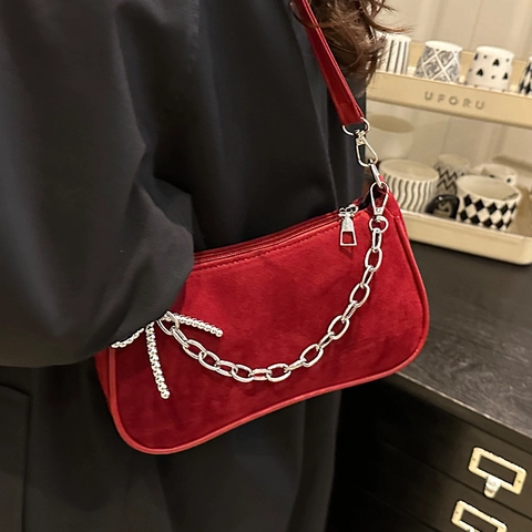 Vintage PU Leder Unterarmtasche Damen Minimalistische Baguette Tasche Mit Silberner Metallkette Und Schleifen-Anhänger Mode Handtasche