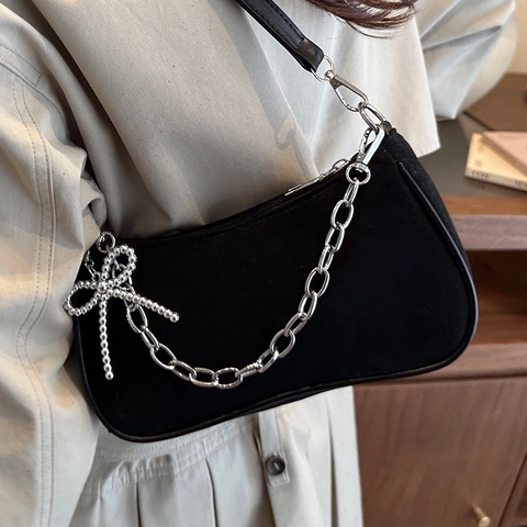 Vintage PU Leder Unterarmtasche Damen Minimalistische Baguette Tasche Mit Silberner Metallkette Und Schleifen-Anhänger Mode Handtasche