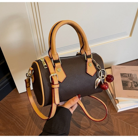 Damen PU Leder Boston Schultertasche Mit Kirschanhänger Kontrastbesatz Monogramm Lychee Textur Umhängetasche Handtasche Barrel Tasche