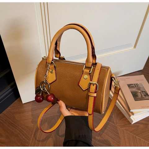 Damen PU Leder Boston Schultertasche Mit Kirschanhänger Kontrastbesatz Monogramm Lychee Textur Umhängetasche Handtasche Barrel Tasche