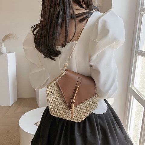 Damen Patchwork Sechseck Stroh Umhängetasche Mit PU Leder Klappe Metallkette Quaste Lässige Crossbody Strandtasche Urlaub Handtasche