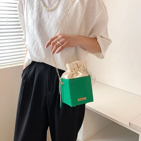 Damen Wellen Gesteppt PU Leder Box Eimer Tasche Mode Goldkette Kordelzug Crossbody Umhängetasche Kleine Handtasche