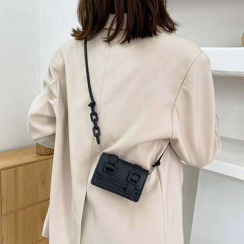 Damen Mini PU Leder Schultertasche Koreanische Mode Kleine Quadratische Umhängetasche Mit Dekorativen Schnallen Und Harzkette Süßigkeiten Farbe Lässige Handtasche
