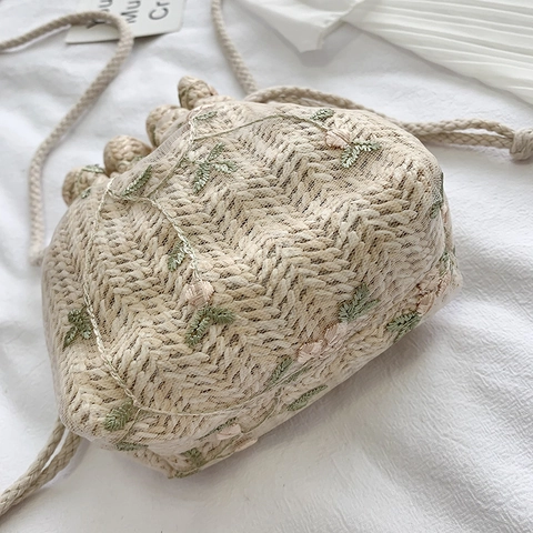 Strohgewebte Beuteltasche Blumenstickerei Kordelzug Sommer Boho Schulter Crossbody Tasche Für Frauen Kleine Lässige Handtasche