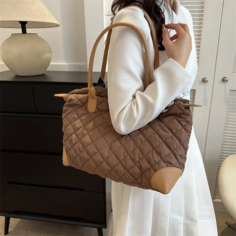 Women Large Capacity Quilted Tote Bag Diamond Pattern Nylon Shoulder Bag Urban Minimalist Contrast Color Commuter Handbag
