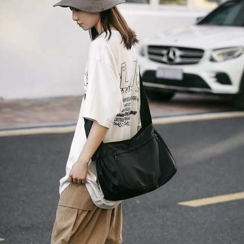 Borsa a Tracolla in Nylon da Donna Grande Capacità a Mezzaluna Urban Street Impermeabile Messenger Bag Casual Hobo Bag