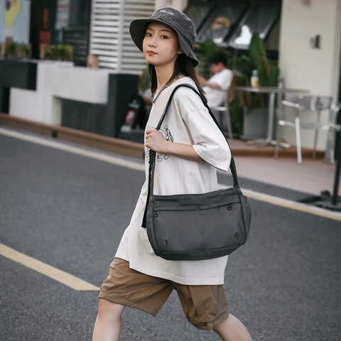 Borsa a Tracolla in Nylon da Donna Grande Capacità a Mezzaluna Urban Street Impermeabile Messenger Bag Casual Hobo Bag
