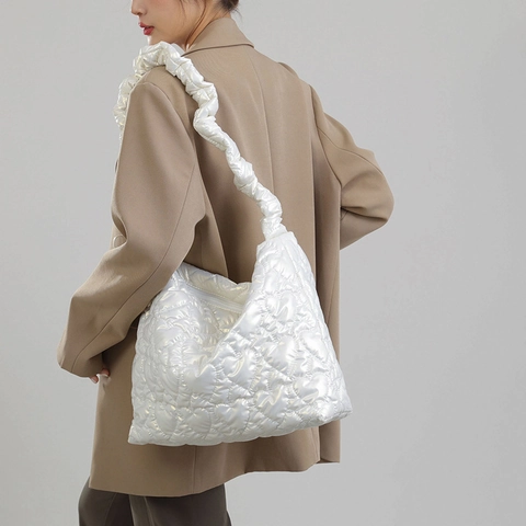 Damen Gesteppt Herzmuster Nylon Schultertasche Metallic Puffer Wolke Tasche Große Kapazität Lässige Unterarm Handtasche