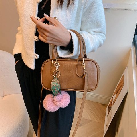 Minimalistische PU Leder Umhängetasche Für Damen Retro Bowler Handtasche Mit Plüschkugel-Anhänger Crossbody Bag Urban Stil