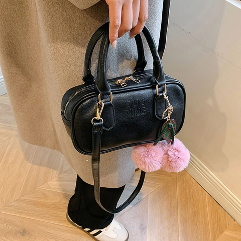 Minimalistische PU Leder Umhängetasche Für Damen Retro Bowler Handtasche Mit Plüschkugel-Anhänger Crossbody Bag Urban Stil