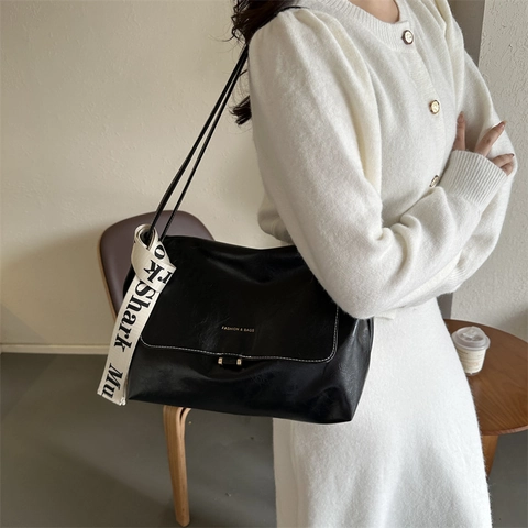 Sac à Épaule PU Minimaliste Urbain Femme Rabat Rétro Sac Bandoulière Avec Sangle Imprimée Lettres Mode Sac Quotidien