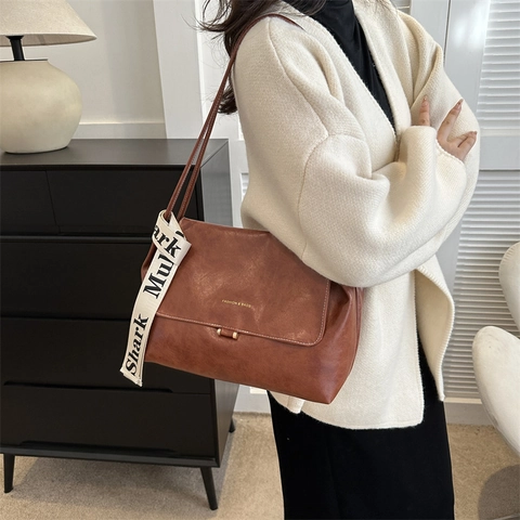 Sac à Épaule PU Minimaliste Urbain Femme Rabat Rétro Sac Bandoulière Avec Sangle Imprimée Lettres Mode Sac Quotidien