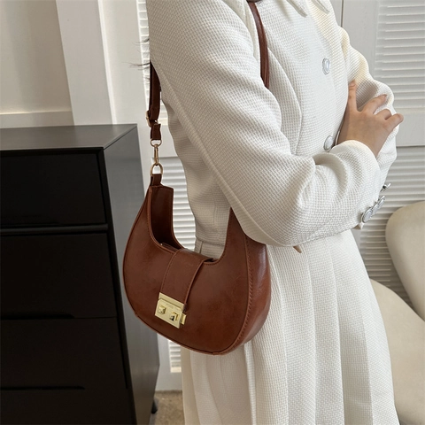 Minimalistische PU-Leder Halbmond Hobo Umhängetasche Für Damen Hochwertiges Nischendesign Kleine Umhängetasche Mit Metallschnalle Alltag Handtasche