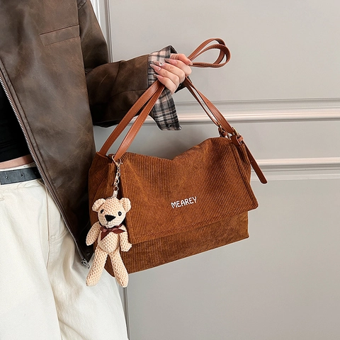 Borsa a Tracolla da Donna in Velluto a Coste Minimalista con Ricamo di Lettere Borsa Messenger con Ciondolo Orso Vintage