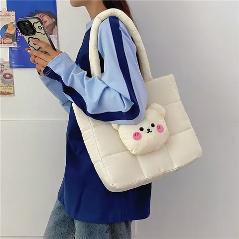 Damen Gesteppte Nylon Schultertasche Mit 3D Teddybär Verzierung Große Kapazität Puffer Tote Bag Lässige Weiche Handtasche