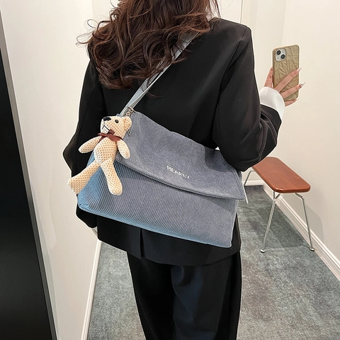 Borsa a Tracolla da Donna in Velluto a Coste Minimalista con Ricamo di Lettere Borsa Messenger con Ciondolo Orso Vintage
