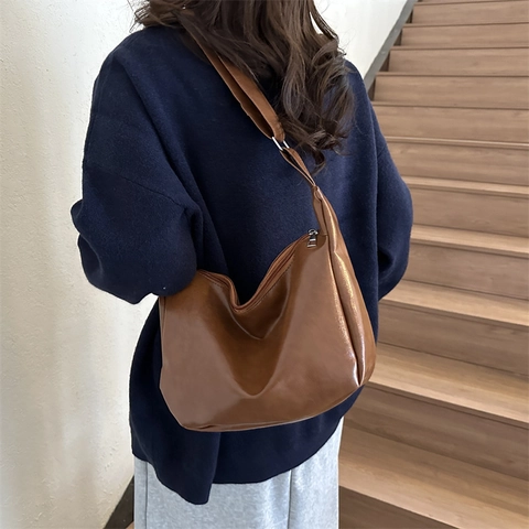Women Large Capacity PU Leather Shoulder Bag Urban Minimalist Retro Hobo Bag Crescent Crossbody Bag With Adjustable Wide Strap