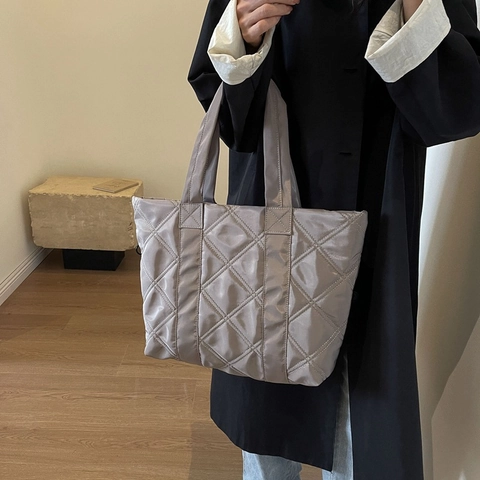 Bolso Tote de Nailon Acolchado para Mujer con Patrón de Diamantes Gran Capacidad Bolso de Hombro Estilo Urbano Simple Bolso de Mano de Color Sólido para Viaje Diario