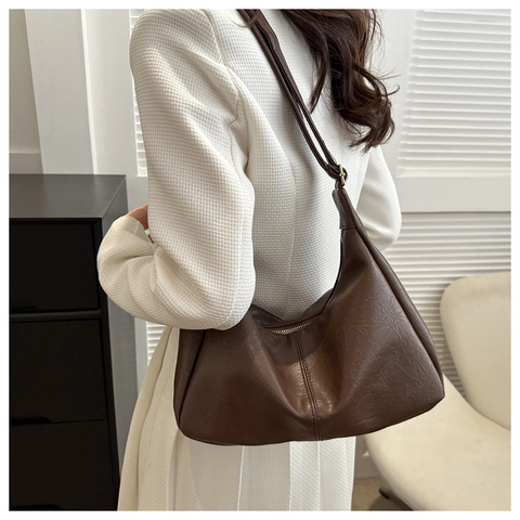 Women's Urban Minimalist PU Leather Hobo Shoulder Bag Large Capacity Pleated Solid Color Tote Bag For Daily Commute