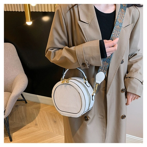 Bolso de Hombro Redondo de Cuero PU con Relieve Floral para Mujer Bolso Retro con Correa Ancha Estampada Moda Diario