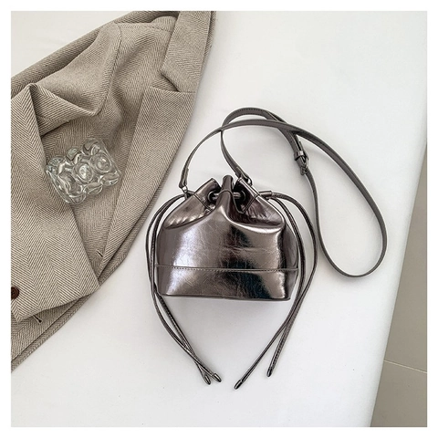 Bolso de Cubo de Cuero de PU Metálico para Mujer Colgante de Cruz Gótica Bolso de Hombro con Cordón Estilo Punk Bolso de Mano Brillante para Fiesta