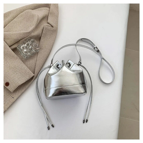 Bolso de Cubo de Cuero de PU Metálico para Mujer Colgante de Cruz Gótica Bolso de Hombro con Cordón Estilo Punk Bolso de Mano Brillante para Fiesta