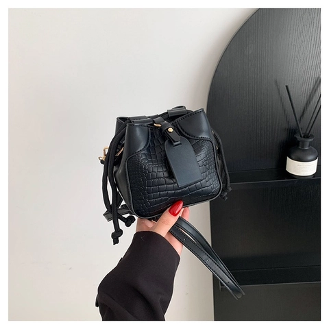 Bolso de Cubo Mini de Cuero PU con Patrón de Cocodrilo para Mujer Bolso de Hombro de Moda con Cordón Bolso de Bandolera Pequeño para Uso Diario Elegante Bolso de Mano de Color Sólido