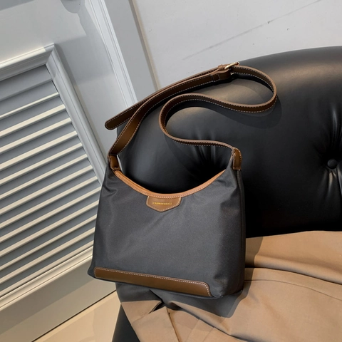 Moderne Minimalistische Nylon Schoudertas voor Dames Leren Splicing Grote Capaciteit Crossbody Handtas Casual Tas