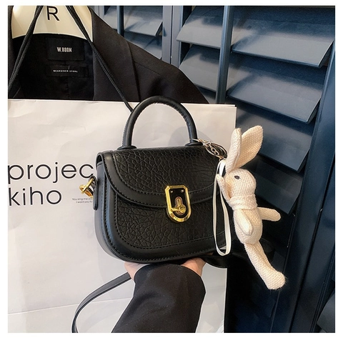 Dames Mode PU Leer Schoudertas Met Konijnenhanger Litchi Textuur Stijlvolle Stedelijke Minimalistische Handtas Cadeau