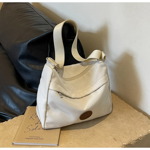 Borsa a Spalla in Tessuto da Donna di Grande Capacità Borsa a Tracolla Minimalista Con Tracolla Larga Regolabile e Toppa con Logo in Pelle Borsa Giornaliera di Moda