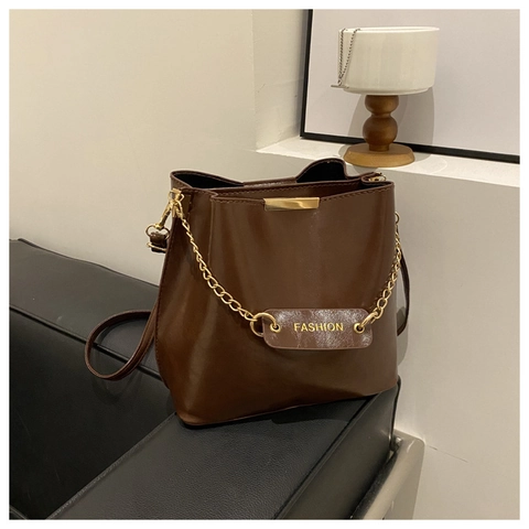 Borsa a Secchiello da Donna Minimalista in Pelle PU Catena Dorata Decorazione Tag Lettera Moda Tracolla Quotidiana