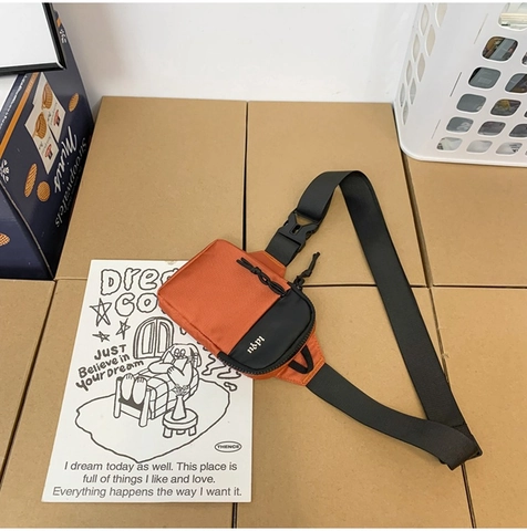 Mini Sac à Bandoulière en Tissu Oxford Minimaliste Urbain Petit Sac Cylindrique de Poitrine Sac Messager Sport Décontracté pour Hommes Femmes