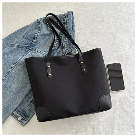 Sac Cabas Femme en Toile Épissée Grande Capacité Minimaliste Sac à Main Bandoulière Avec Rivets et Charme en Peluche