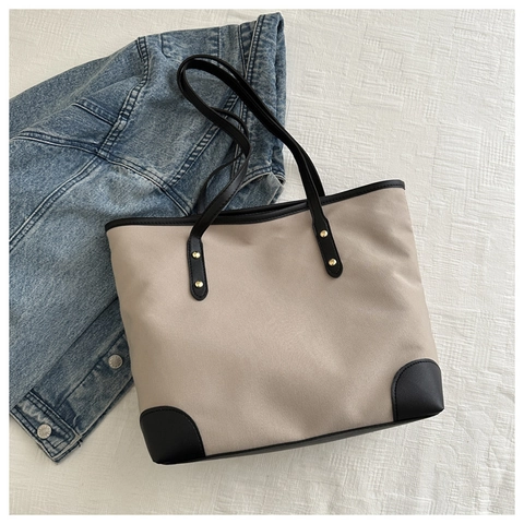 Sac Cabas Femme en Toile Épissée Grande Capacité Minimaliste Sac à Main Bandoulière Avec Rivets et Charme en Peluche